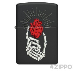 Schwarzes Zippo mit Skeletthand, die ein rotes Herz hält Sturmfeuerzeug Geschenk
