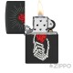 Schwarzes Zippo mit Skeletthand, die ein rotes Herz hält Sturmfeuerzeug Geschenk